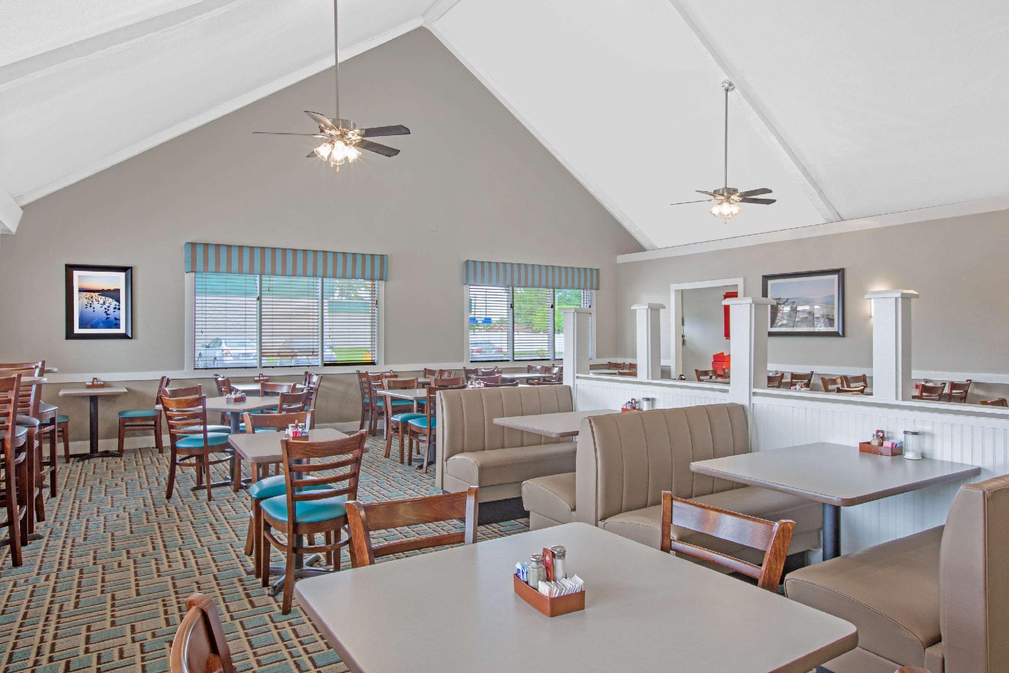 Days Inn By Wyndham Wilmington / University Экстерьер фото